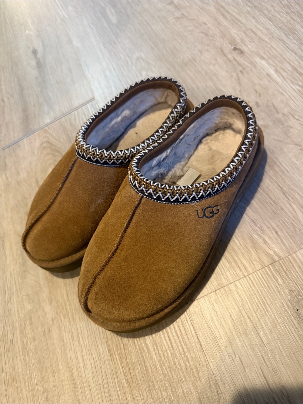 UGG women’s Chestnut Tasman Shearling-Lined Slipper size 9 gently worn